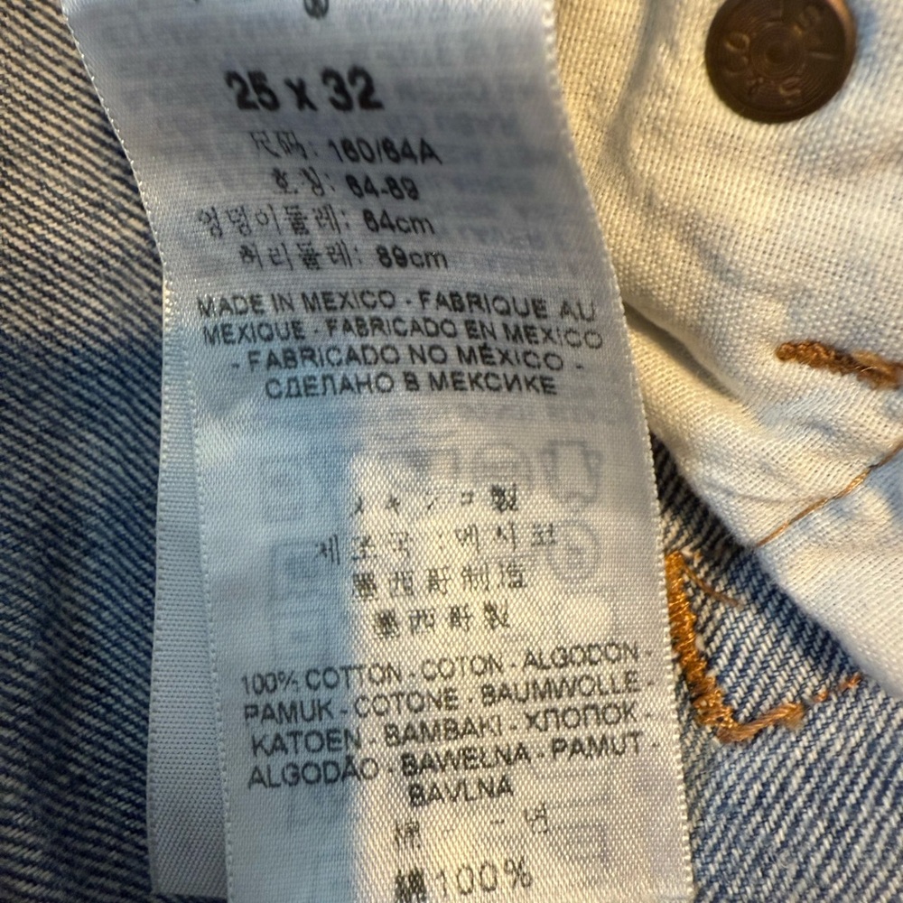 Vintage 501 25x32. Button fly. Distressed areas. Leather Levi’s branding label. - Picture 4 of 10